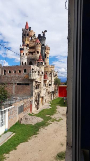 A lado del castillo El Temple